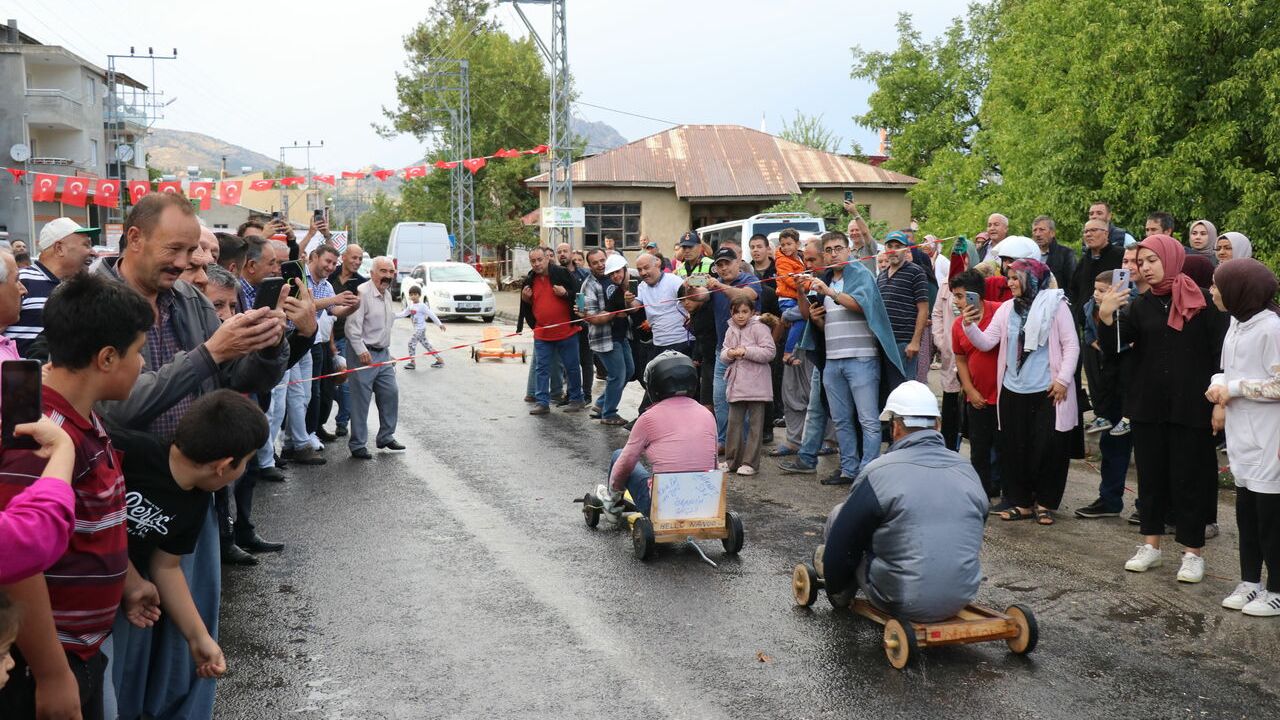 Bu da Tahta Ralli Araba Yarışları...