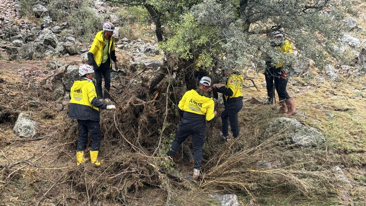 Sel sularına kapılan vatandaş her yerde aranıyor