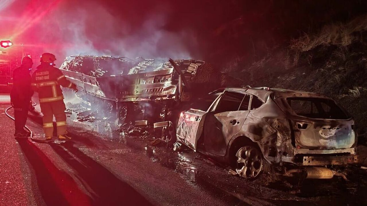 Balıkesir'de otomobil ile tır çarpıştı! İki araç da alev aldı!