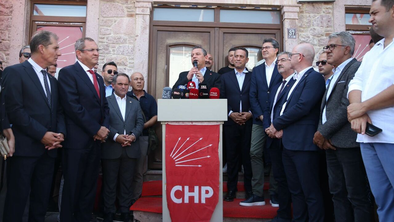 CHP Genel Başkanı Özgür Özel, Ayvalık'ta İlçe binasını ziyaret etti