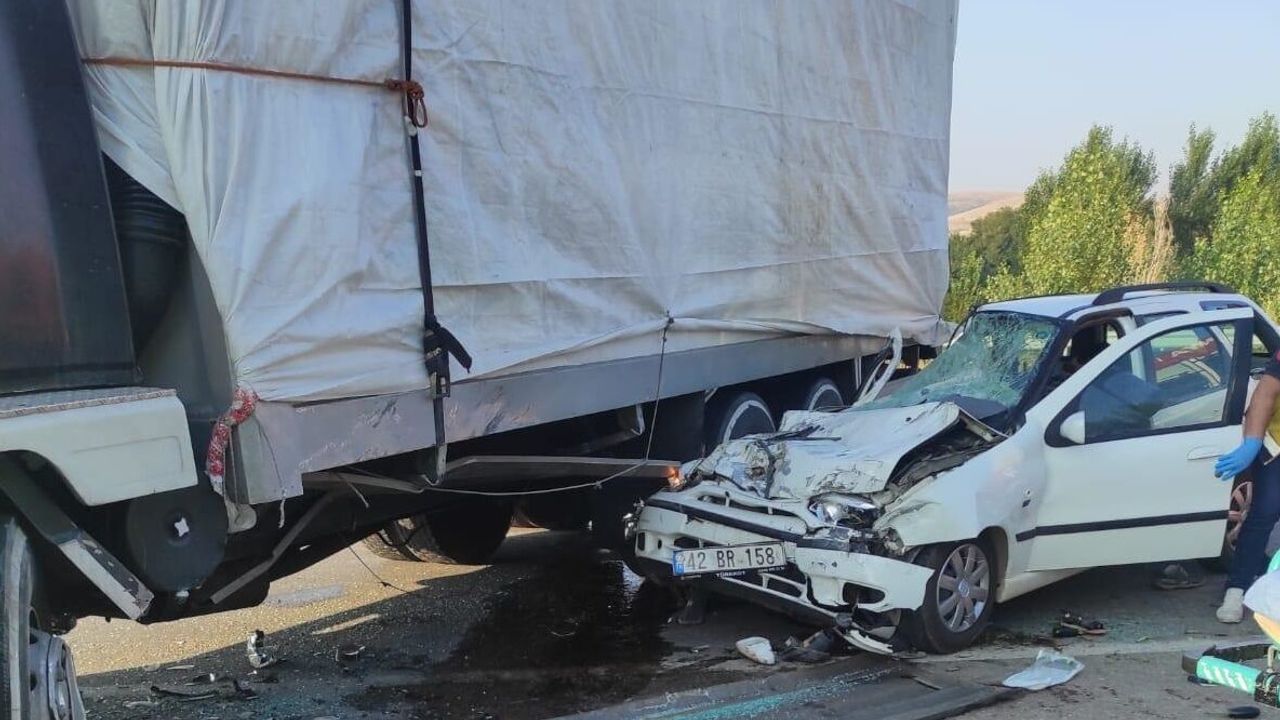 Kamyona çarpan otomobildeki 2 kişi ağır yaralandı, 3 kişi hayatını kaybetti