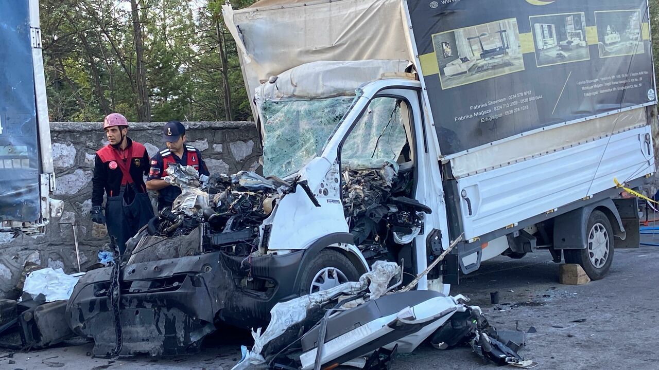 Park halindeki tıra çarpan kamyonetteki 3 kişi hayatını kaybetti