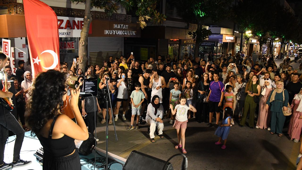 Milli Kuvvetler Caddesi kültür sanat etkinlikleri tüm hızıyla devam ediyor.