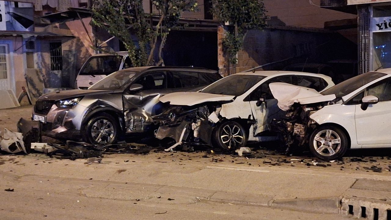 Alkollü sürücü galerinin önündeki 5 araca ve trafoya çarparak durdu