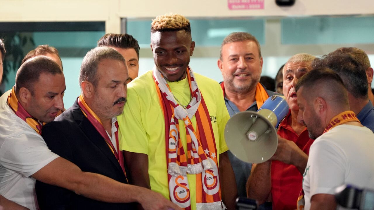 Galatasaray’ın transfer görüşmelerini sürdürdüğü Victor Osimhen, İstanbul’a geldi