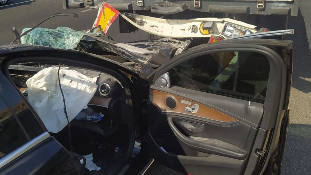 Balıkesir'de kamyona çarpan otomobildeki İran uyruklu 2 kişi yaralandı
