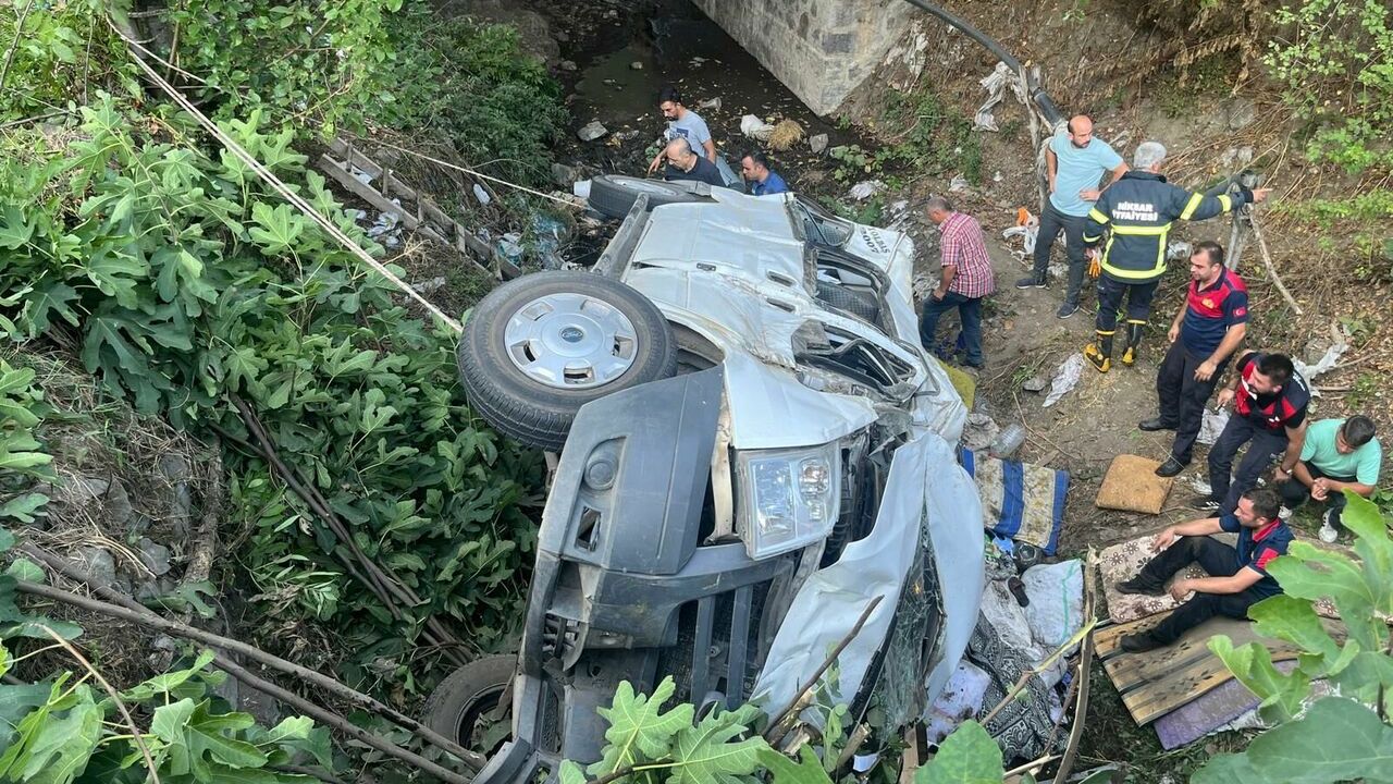 İşçileri taşıyan minibüs devrildi! 20 yaralı!