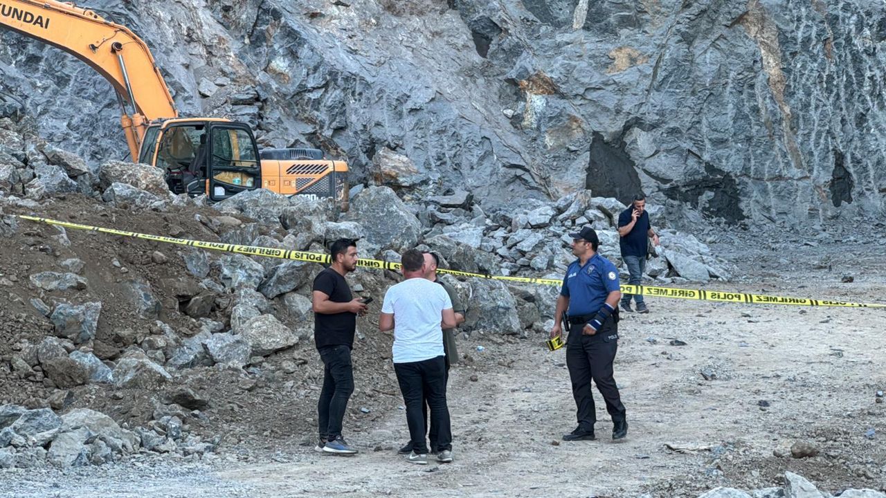 Taş ocağındaki patlatma sırasında fırlayan taşlar araçlara çarptı, 4 kişi yaralandı!