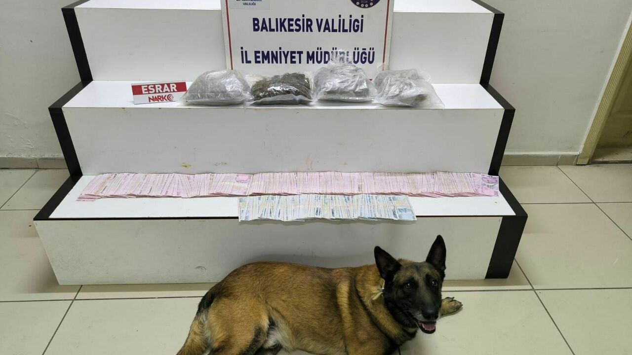 Edremit'te şüphe üzerine durdurulan otomobilde 2 kilo 177 gram uyuşturucu madde ele geçirildi