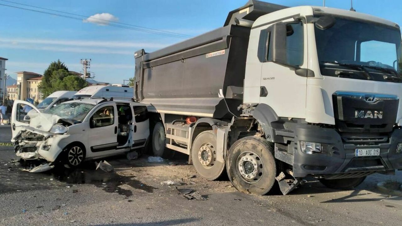 Balıkesir'de kamyonla çarpışan hafif ticari araçtaki 6 kişi yaralandı