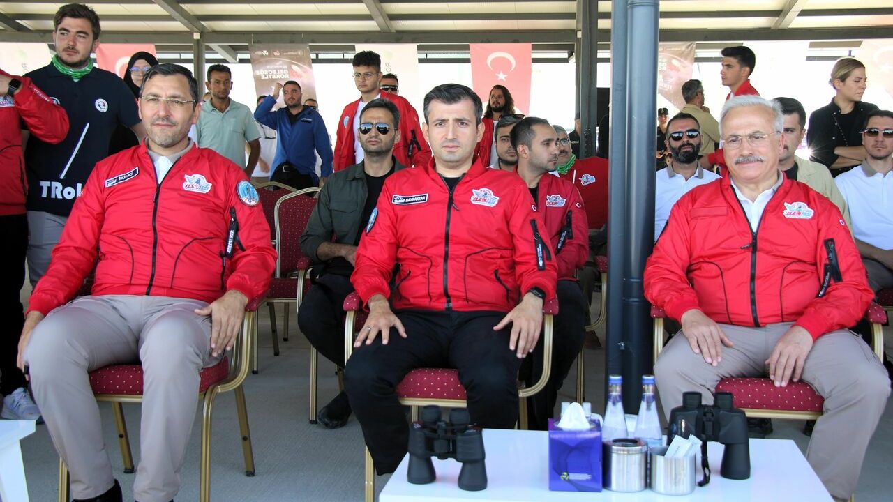 Selçuk Bayraktar, TEKNOFEST 2024 Roket Yarışması'nda gençlerle bir araya geldi