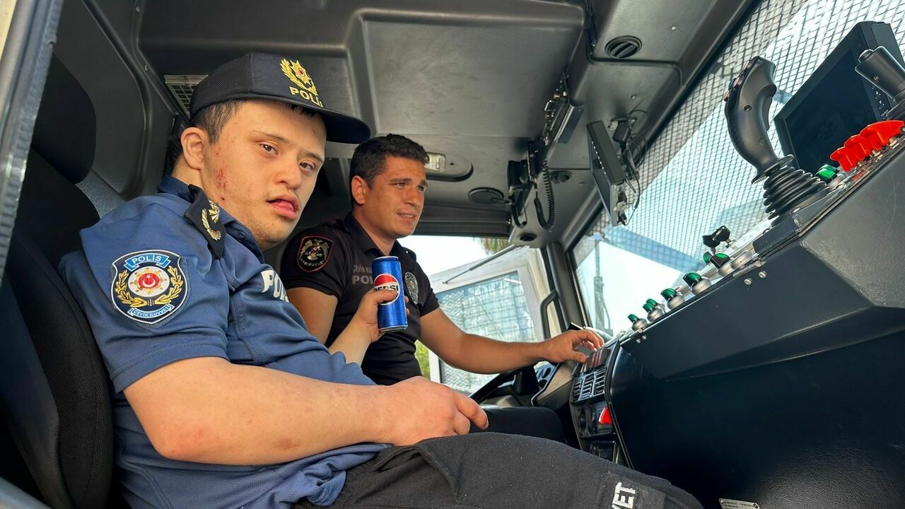 Down sendromlu gencin polislik hayali bir günlüğüne gerçek oldu!
