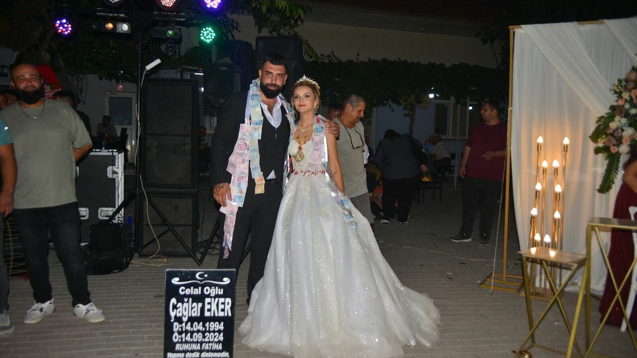 Balıkesir'de mezar taşı işi yapan mermerci esnafa düğününde esprili hediye!