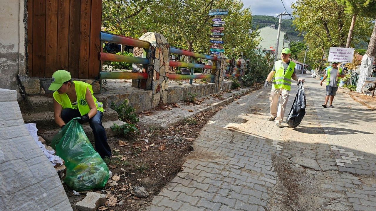 Kazdağları eteklerindeki kırsal mahallenin sakinleri el birliğiyle temizlik yaptı
