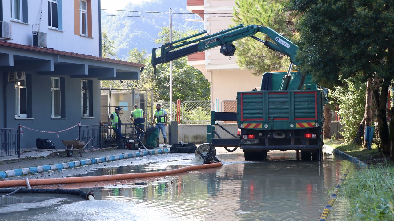 Trabzon'da sel ve heyelan sonrası temizlik çalışmaları