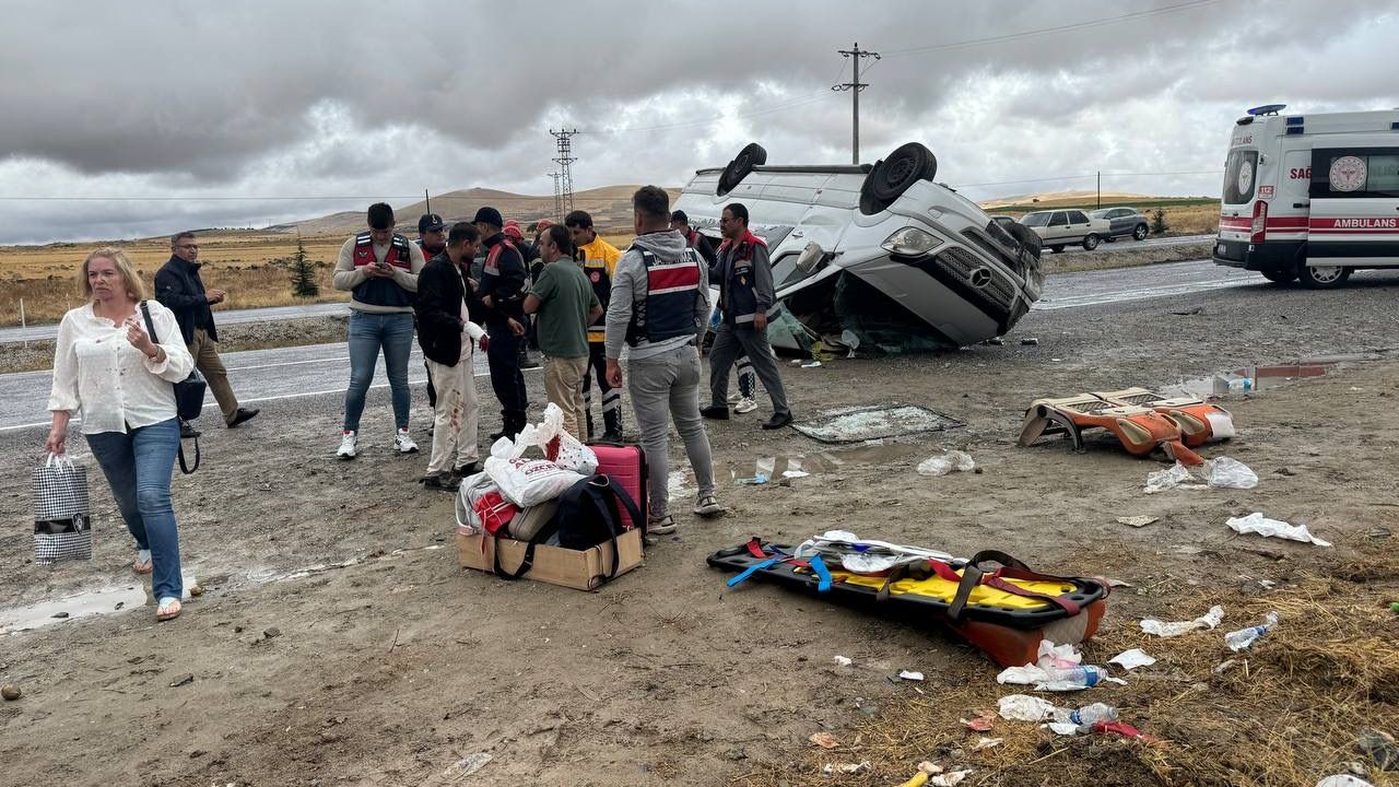 Nevşehir'de turistleri taşıyan minibüs devrildi, 18 kişi yaralandı