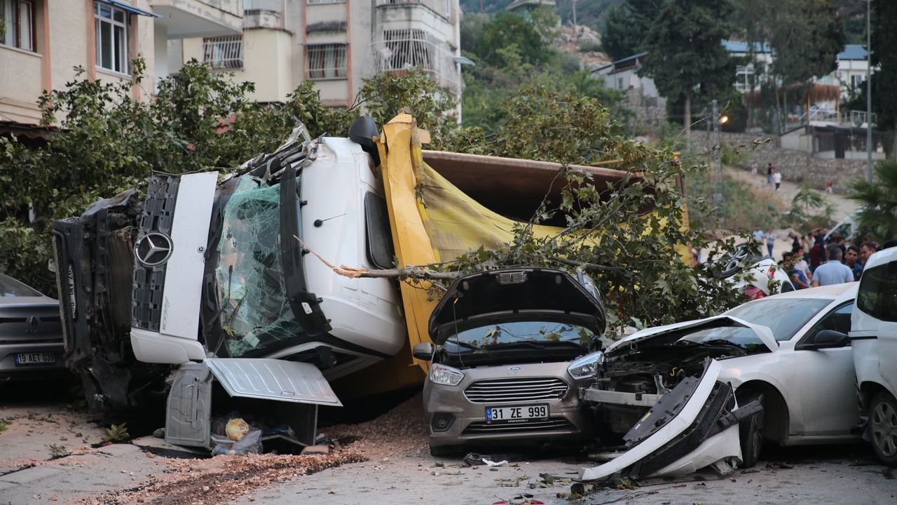 Hafriyat kamyonunun 7 araca çarpması sonucu 5 kişi yaralandı