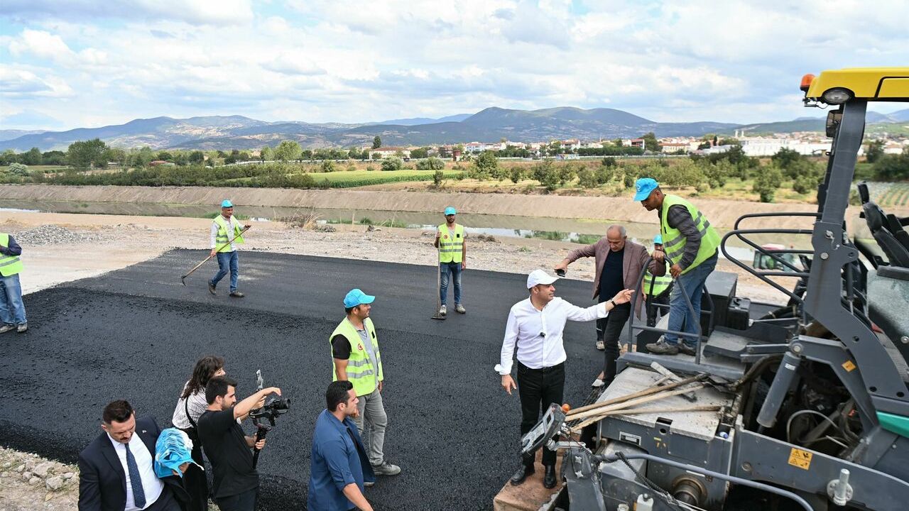 Ahmet Akın, sıcak asfalt serim çalışmalarını yerinde inceledi