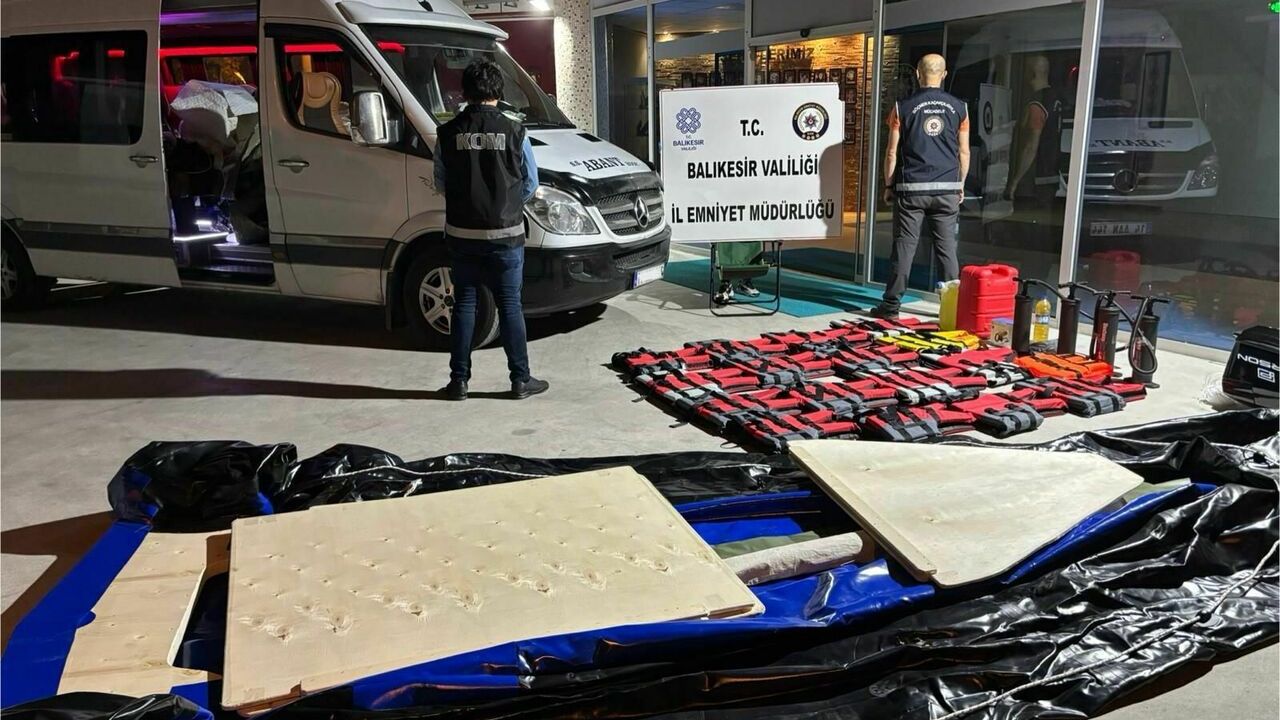 Susurluk'ta 17 düzensiz göçmen ve 4 insan kaçakçılığı şüphelisi yakalandı!