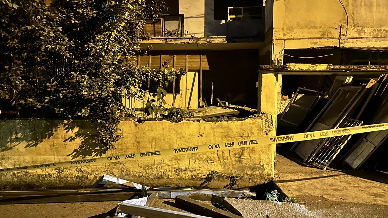 Hatay'da deprem hasarlı evin balkonunun çökmesi sonucu 2 kişi hayatını kaybetti