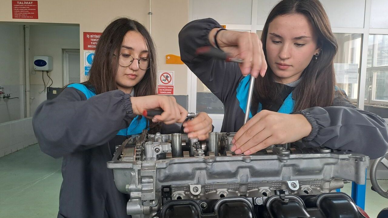 Kız öğrenciler motor bölümünü tercih etti
