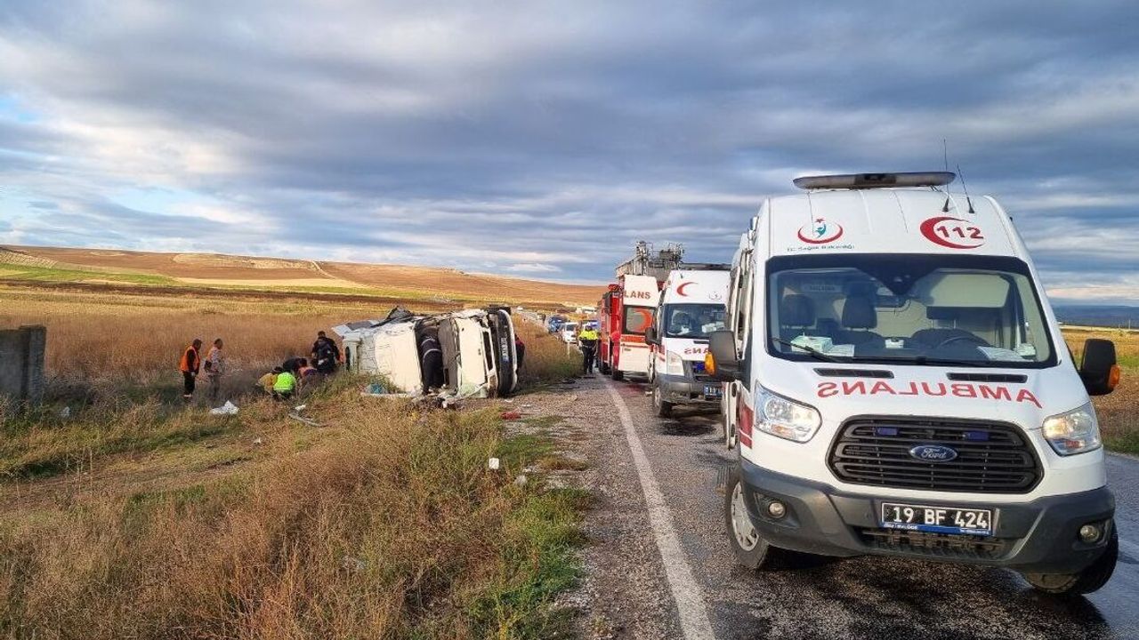 Minibüsle tankerin çarpışması sonucu 1 kişi hayatını kaybetti, 18 kişi yaralandı
