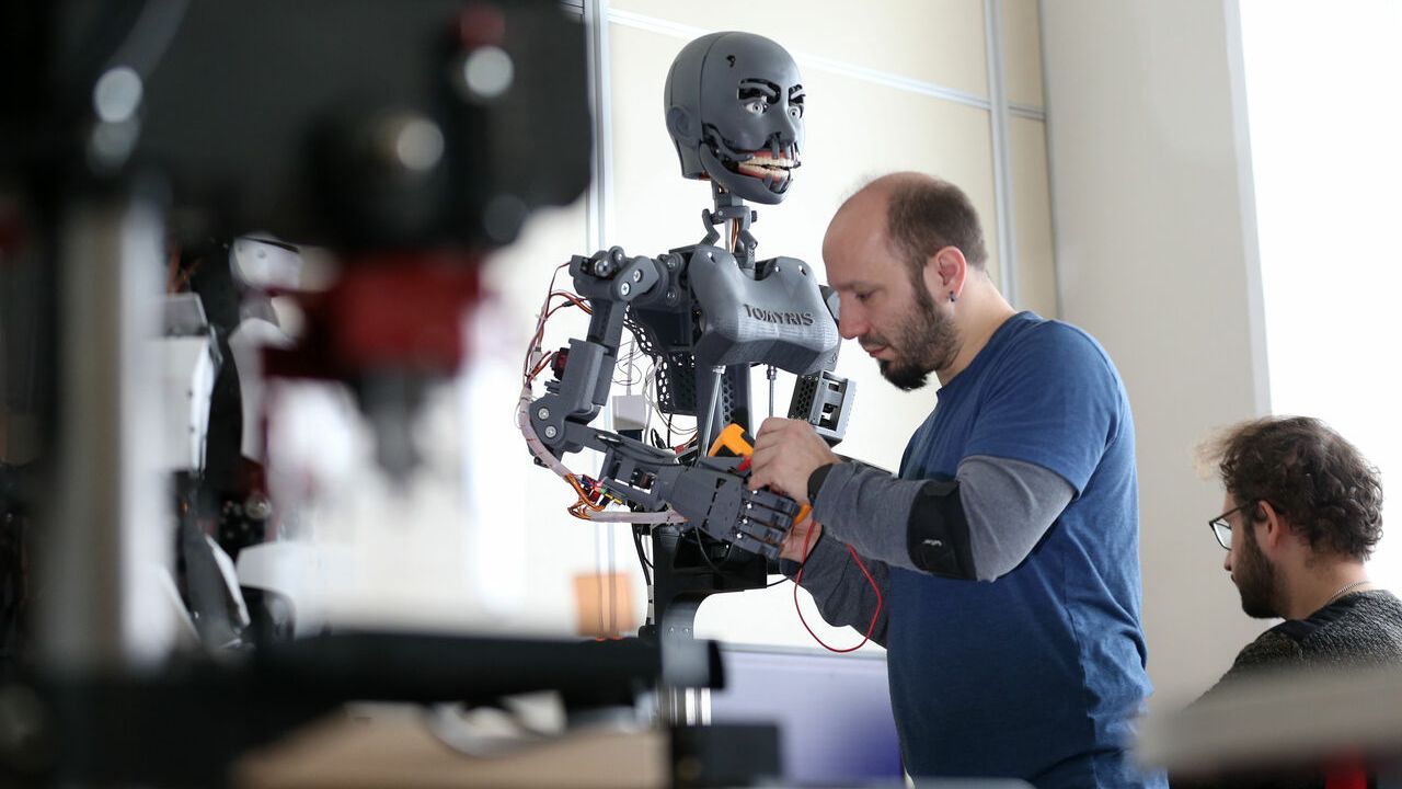 40 günde üretilen yerli insansı robot Tomyris 9 mimik yapabiliyor