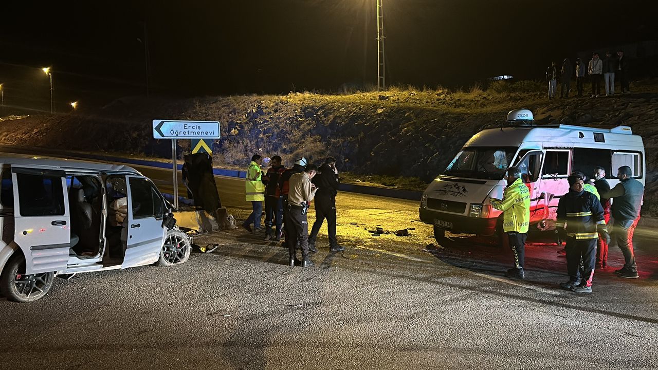 İki aracın çarpıştığı kazada 1 kişi hayatını kaybetti, 7 kişi yaralandı