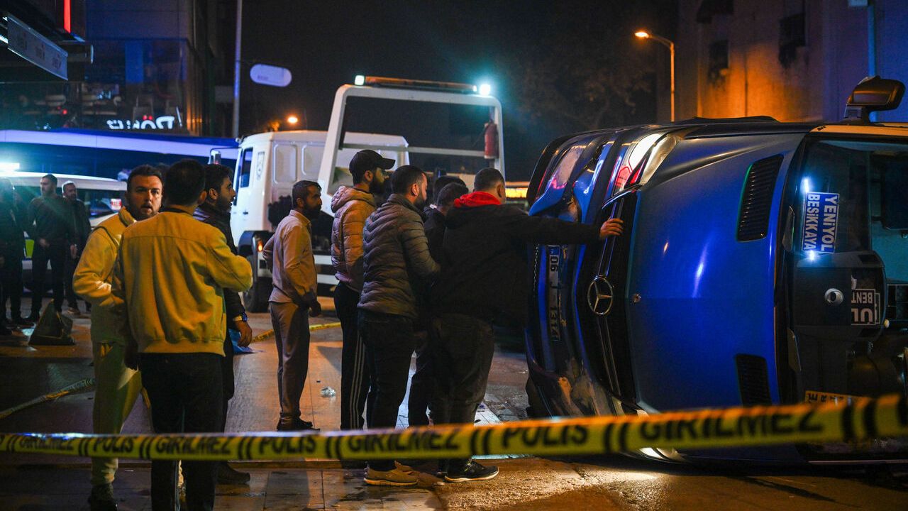 Dolmuşla otomobilin çarpışması sonucu 6 kişi yaralandı!
