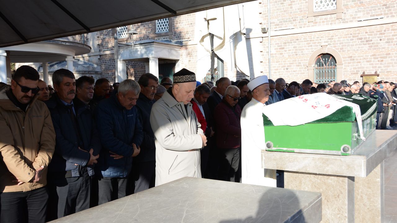 İstanbul'da TIR'ın altında kalan Ecem Sultan Çamlı'nın cenazesi Balıkesir'de defnedildi!