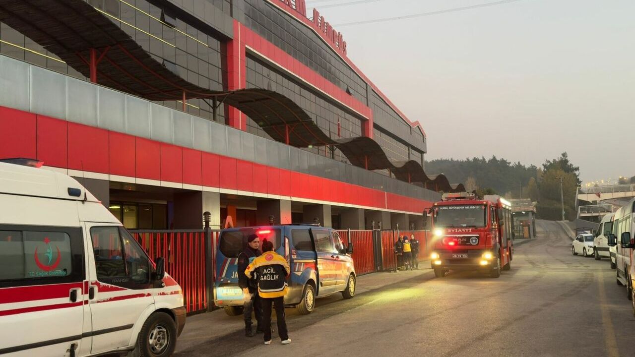 Yangın çıkan okulda bir kişiin cesedi bulundu