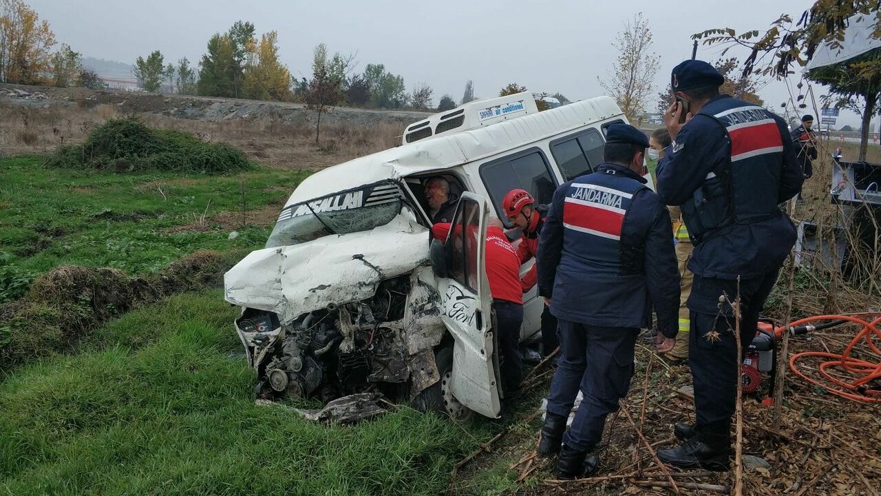 Susurluk'ta çalıntı minibüsle kaza yaptı! Araca sıkıştı!