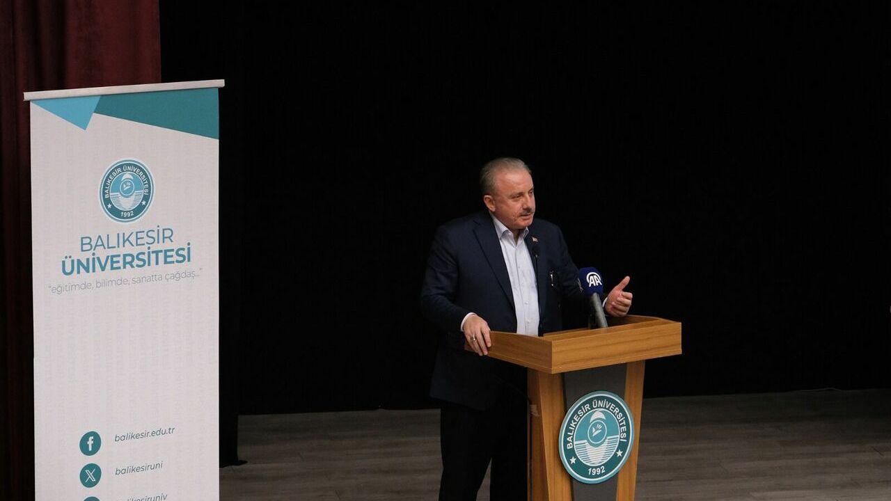 Eski TBMM Başkanı Mustafa Şentop, Balıkesir'de "Hayat, Siyaset ve Hukuk" başlıklı konferans verdi
