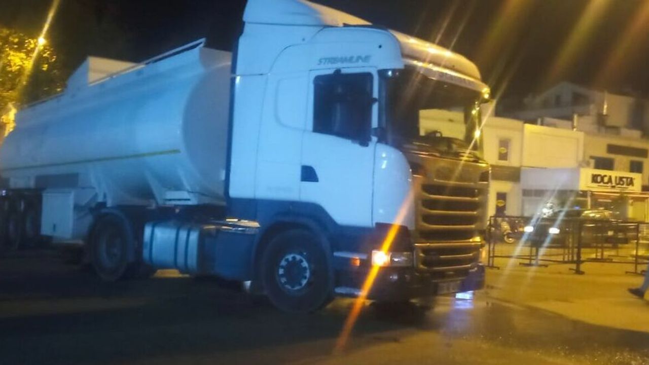 Akaryakıt tankerinden yüzlerce litre motorin yola aktı! Trafik durduruldu!