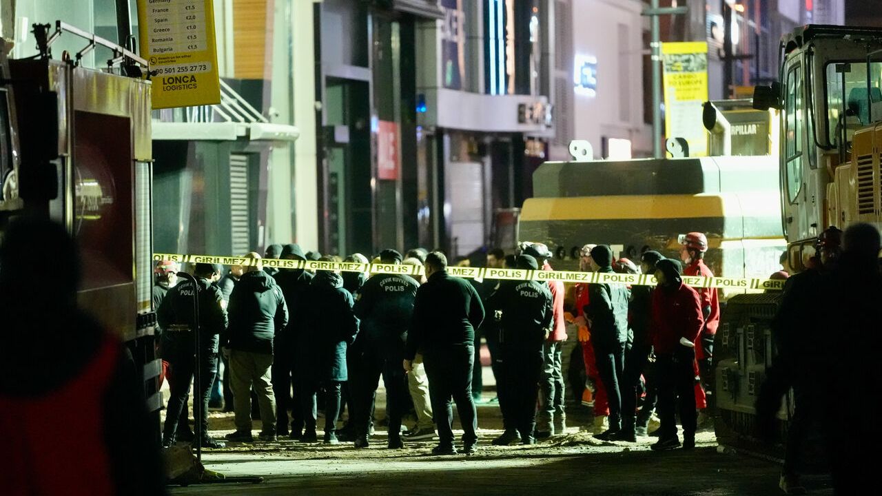 Çöken binanın enkazında mahsur kalan işçi aranıyor