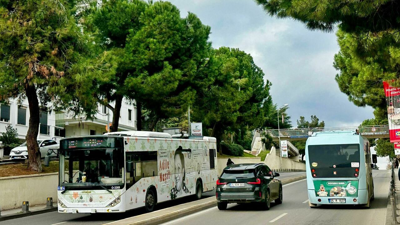 Adile Naşit anı otobüsü yollarda