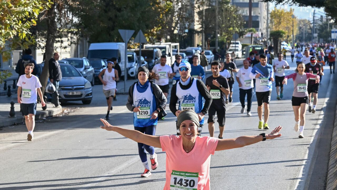 6. Gazi Yarı Maratonu ve Halk Koşusu başladı