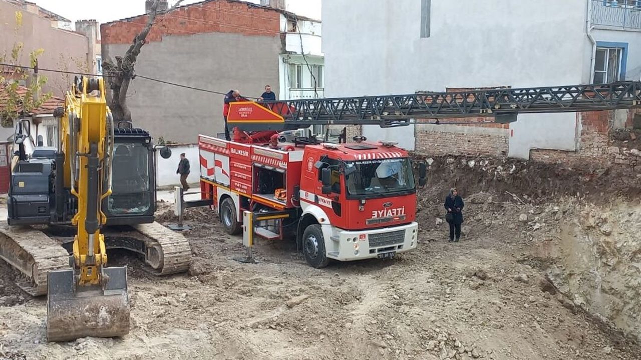 Balıkesir'de inşaat kazası! Bina girişindeki yol çöktü! 3 kişi mahsur kaldı!
