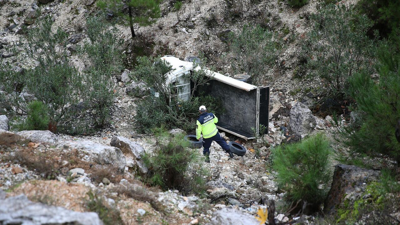 Bir kamyonet uçuruma yuvarlandı!