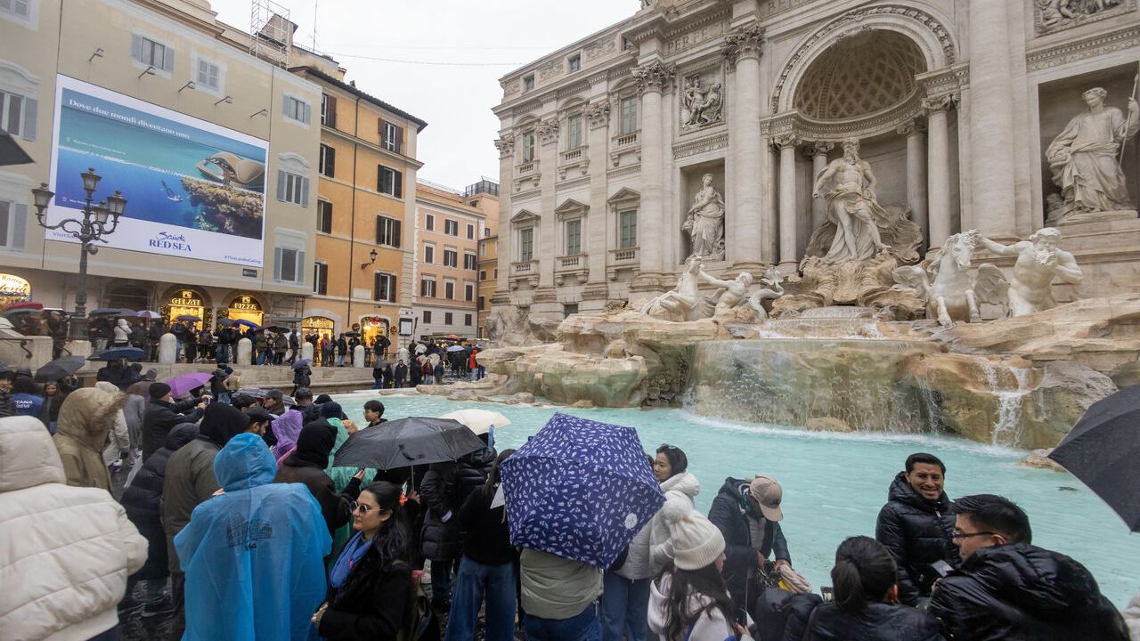 Roma'nın simge yapısı: Trevi Çeşmesi yeniden ziyarete açıldı
