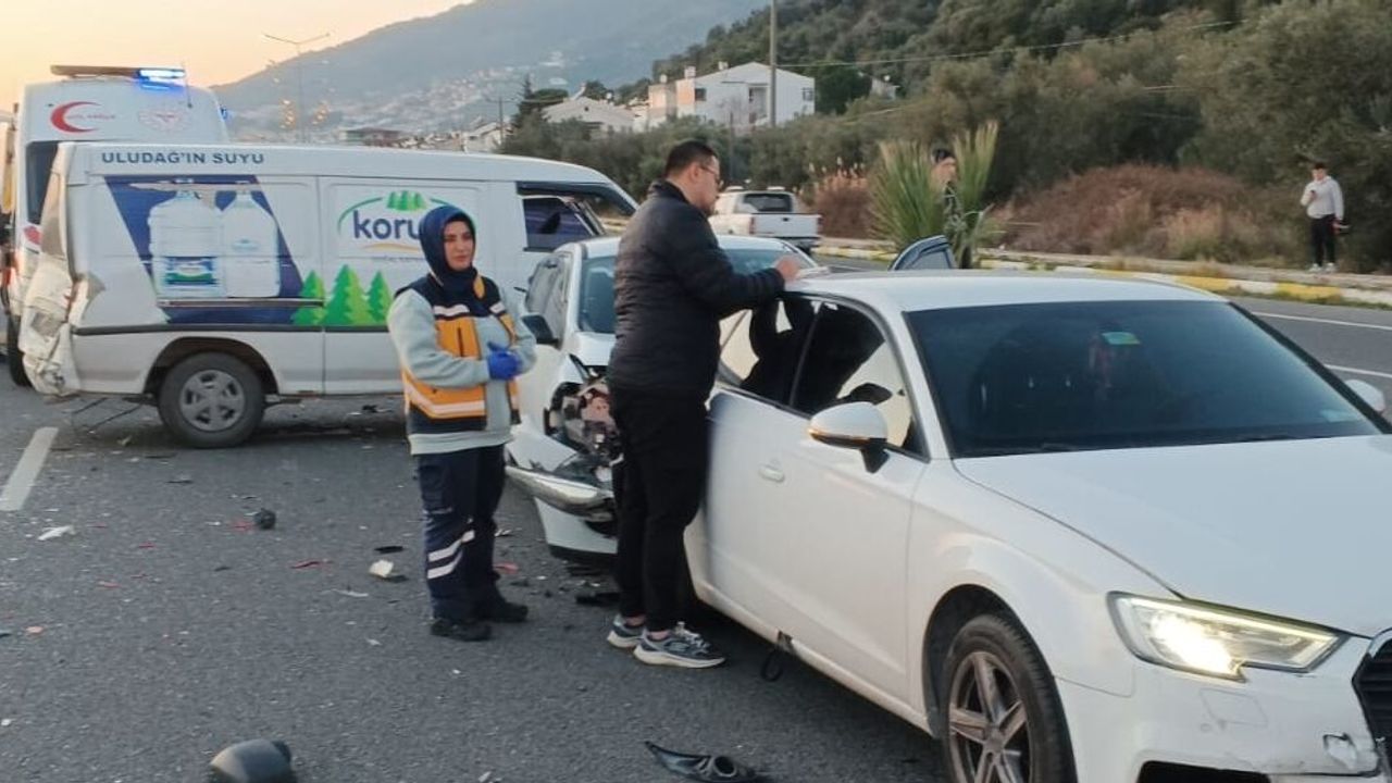 Edremit'te zincirleme kaza! 5 araç karıştı 4 kişi yaralandı!