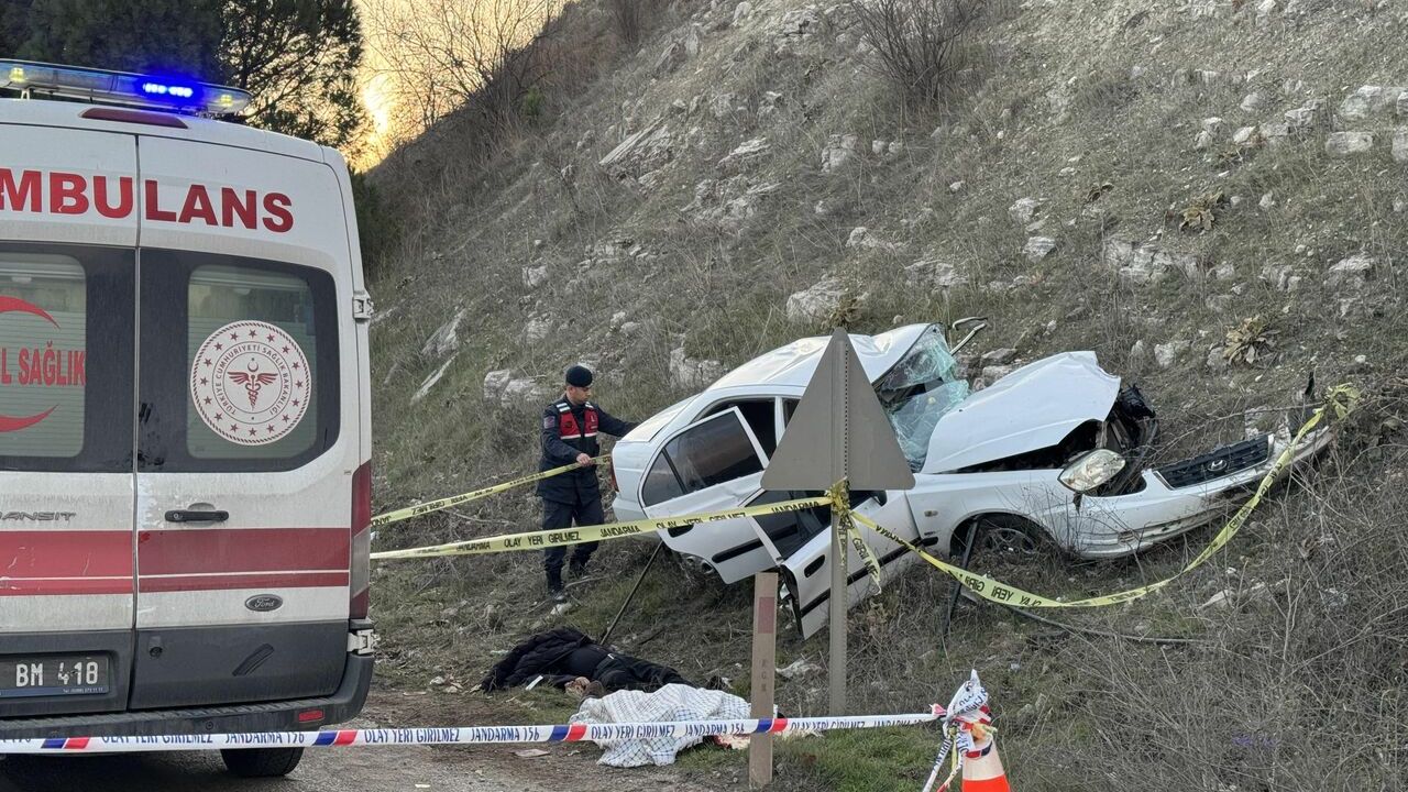 Balıkesir'deki trafik kazasında hayatını kaybeden iki kişi son yolculuklarına uğurlandı