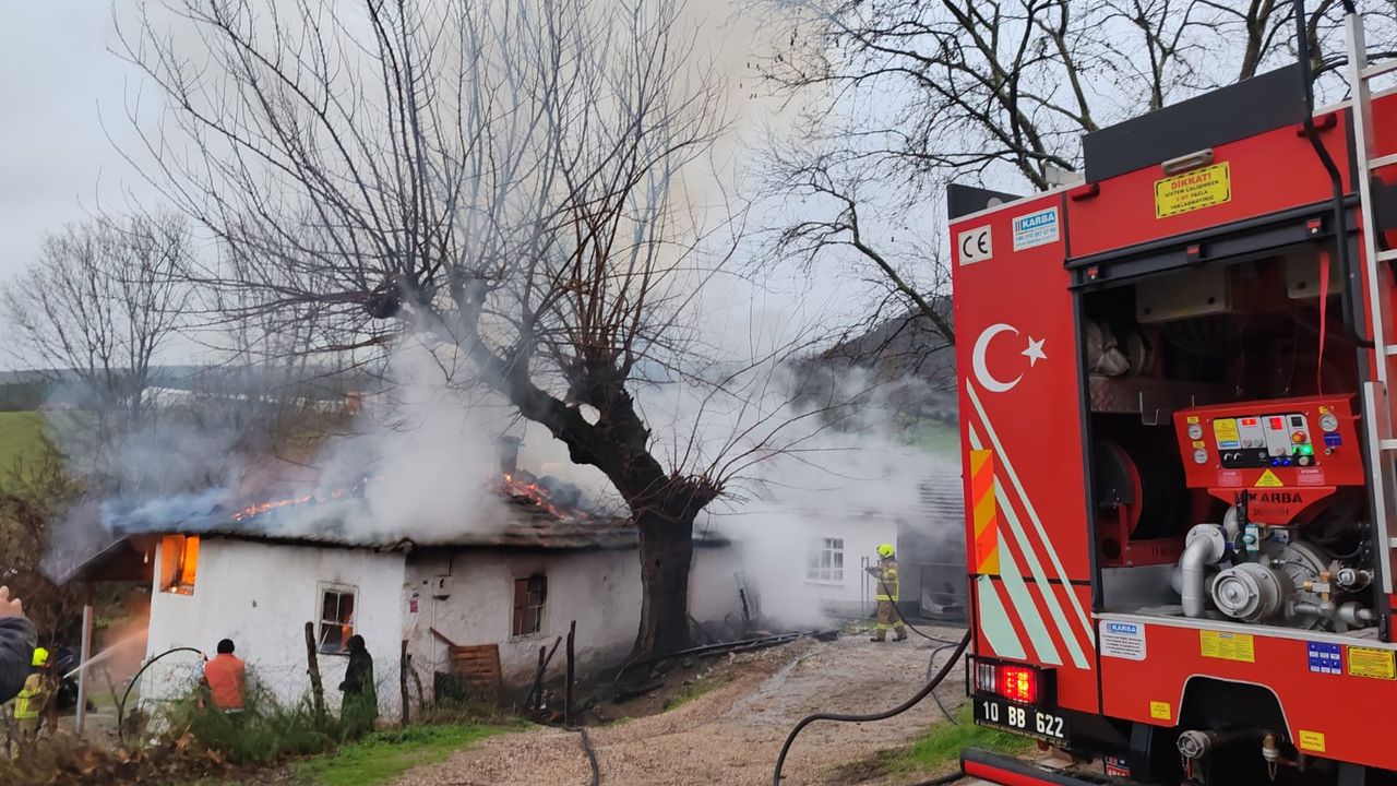 Manyas'ta korkutan ev yangını! Ev kullanılmaz hale geldi!