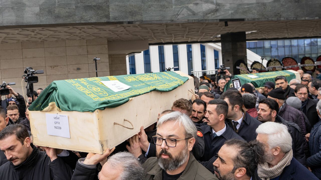 Yangında can vermişlerdi! Çetiz Ailesi son yolculuklarına uğurlandı