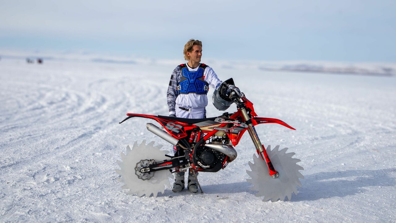Buzla kaplı Çıldır Gölü'nde sörf ve cross motor gösterisi