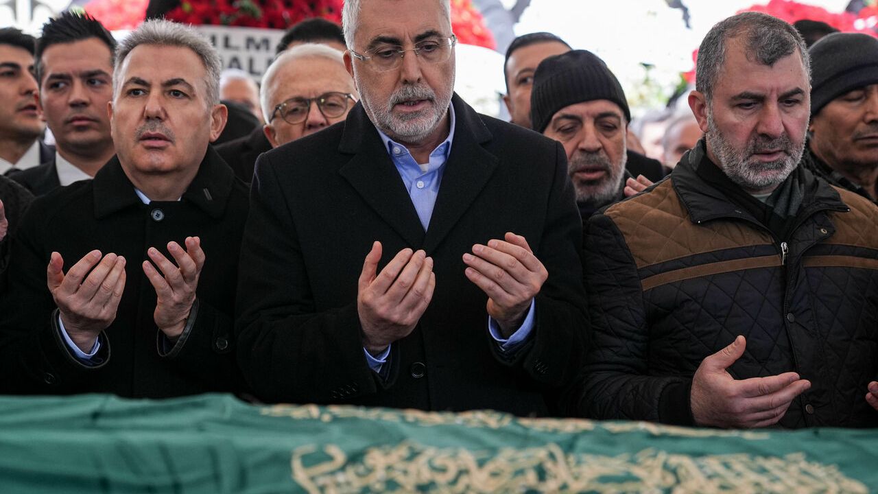 Bakan Vedat Işıkhan'ın acı günü! Ablası son yolcuğuna uğurlandı!