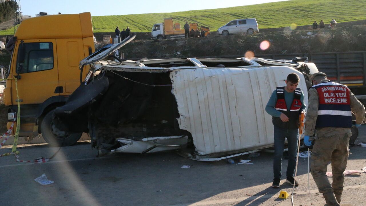 İşçi servisiyle tır çarpıştı! 6 kişi yaşamını yitirdi