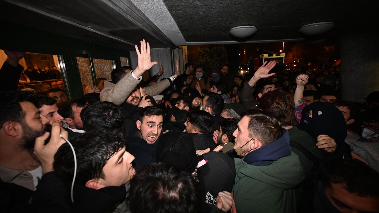 Saraçhane'de protesto! İBB binasına girmeye çalıştılar