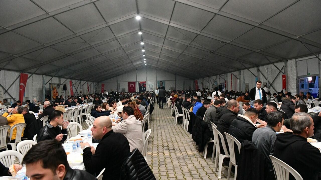 Balıkesir'de Ramazan akşamları... Çadırda iftar, meydanda şenlik...