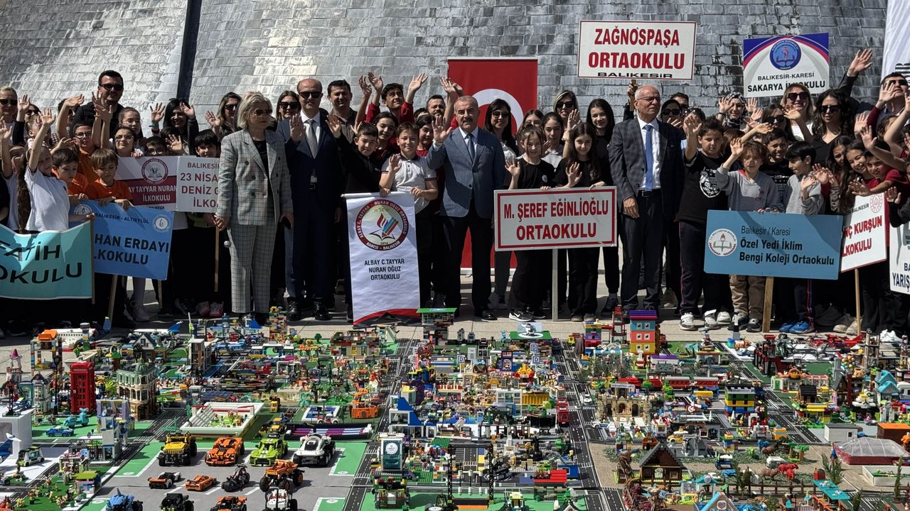 Balıkesir'de 150 Öğrenci 75 Bin Lego Parçasıyla Hayallerindeki Şehri İnşa Etti!